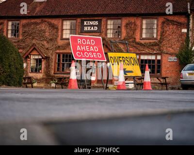 Un panneau de route fermé le long d'un panneau de déviation redirigeant la circulation à East Hoathly, East Sussex, Royaume-Uni Banque D'Images