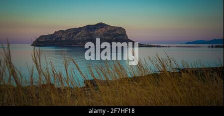 Panorama en soirée de la vieille ville byzantine de Monemvasia, un patrimoine de l'unesco sur Peleponese. Formation de roches sur la mer au coucher du soleil. Banque D'Images