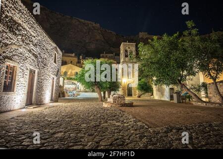 La belle place dans le château byzantin de Monemvasia en Laconia la nuit. Péloponnèse - Grèce. Banque D'Images