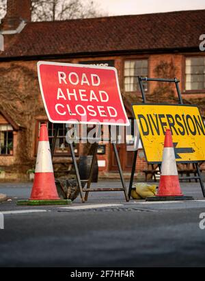 Un panneau de route fermé le long d'un panneau de déviation redirigeant la circulation à East Hoathly, East Sussex, Royaume-Uni Banque D'Images