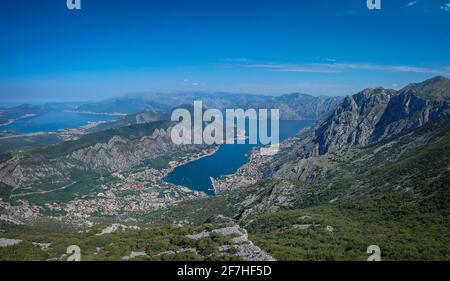 Panorama de la magnifique baie de Kotor, vue depuis le parc national de Lovcen au Monténégro, par une journée ensoleillée presque sans nuages. Visible Kotor, Tivat, an de mer Banque D'Images