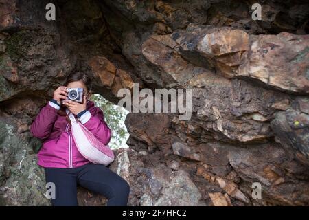 Enfant fille prenant des photos de l'abri de roche. Les enfants découvrent la nature par la photographie Banque D'Images