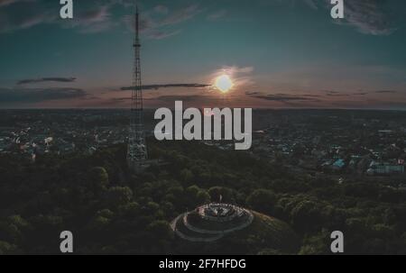 Photo panoramique aérienne du centre-ville de Lviv, vue depuis le château de High Park, point d'observation au-dessus de la ville, au coucher du soleil romantique d'été. Antenne visible Banque D'Images