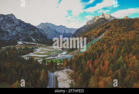 Vue aérienne de la vallée de Tamar avec les collines de saut à ski de Planica visibles au premier plan. Vue d'automne de la zone de saut à ski de Planica. Banque D'Images