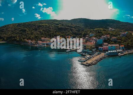 Panorama aérien de la ville côtière adriatique de Valun sur l'île croate de Cres. Beau petit village pittoresque à la plage sous le soleil d'été. Banque D'Images