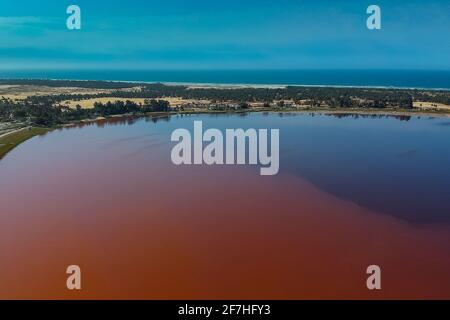 Vue aérienne du lac Rose ou du lac Retba au Sénégal. Lac rose avec beauté naturelle et couleurs riches par temps ensoleillé. Vue sur la côte du lac et l'atlantique Banque D'Images