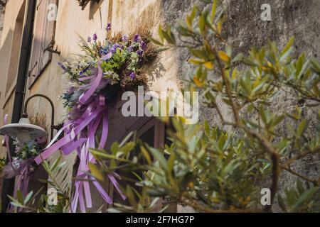 Décorations florales et marionnettes dans la boutique lavande ou lavanda Dans le centre de la belle vieille ville de Venzone nord de l'italie Banque D'Images