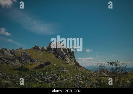 Vue panoramique sur Tulove Grede, une chaîne de montagnes de la chaîne velebit au-dessus de la région de Zadar, par une chaude journée d'été avec un ciel clair. Banque D'Images