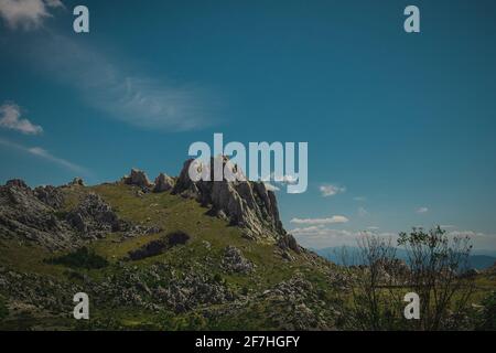 Vue panoramique sur Tulove Grede, une chaîne de montagnes de la chaîne velebit au-dessus de la région de Zadar, par une chaude journée d'été avec un ciel clair. Banque D'Images