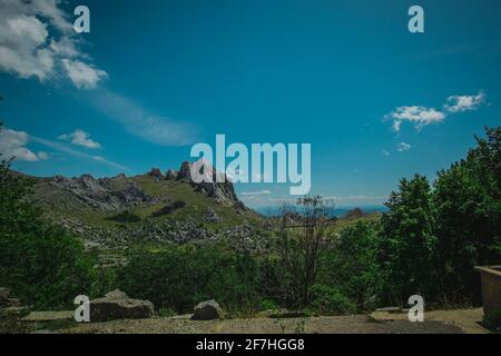 Vue panoramique sur Tulove Grede, une chaîne de montagnes de la chaîne velebit au-dessus de la région de Zadar, par une chaude journée d'été avec un ciel clair. Banque D'Images