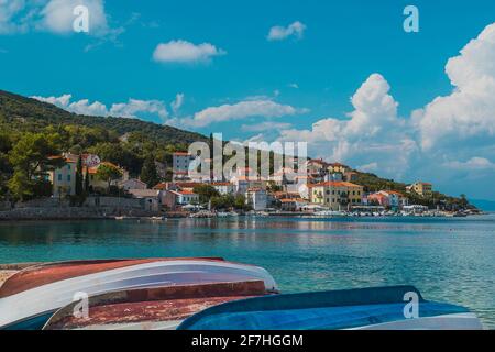 Poscard panorama de la ville côtière adriatique de Valun sur l'île croate de Cres. Beau petit village pittoresque à la plage sous le soleil d'été. Bo Banque D'Images