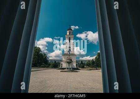 Clocher de la plus ancienne église orthodoxe de Chisinau, en Moldavie, par temps ensoleillé, vue entre les piliers de la cathédrale. Soleil chaud jour d'été dans Banque D'Images