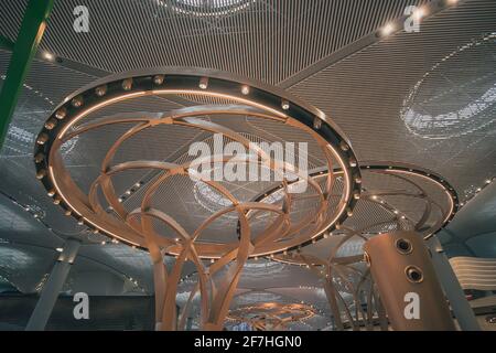 ISTANBUL, TURQUIE, 10.7.2019: Intérieur de la salle des départs dans l'aéroport IST Havalimani nouvellement construit à Istanbul. Voyageurs visibles et ornements dans la hal Banque D'Images