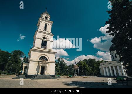 Clocher de la plus ancienne église orthodoxe de Chisinau, en Moldavie, par temps ensoleillé, vue depuis le plateau principal de la cathédrale. Journée d'été chaude et ensoleillée à Moldo Banque D'Images