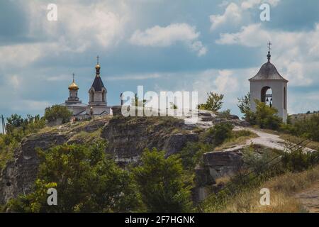 Magnifique paysage de rochers et d'arbres au monastère Orheiul Vechi en Moldavie, par une belle journée d'été. Vue sur le monastère et le clocher Banque D'Images