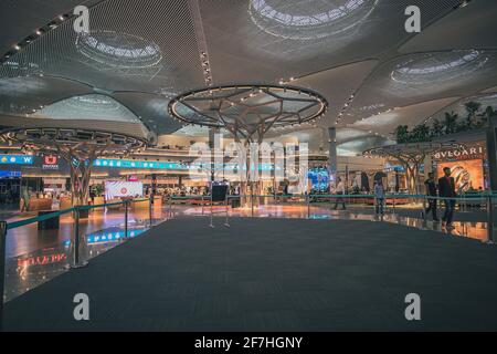 ISTANBUL, TURQUIE, 10.7.2019: Intérieur de la salle des départs dans l'aéroport IST Havalimani nouvellement construit à Istanbul. Voyageurs visibles et ornements dans la hal Banque D'Images