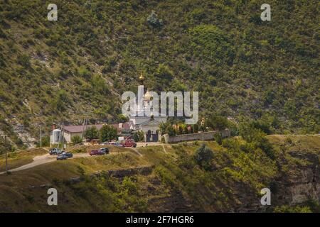 Magnifique paysage de rochers et d'arbres au monastère Orheiul Vechi en Moldavie, par une belle journée d'été. Vue sur le monastère et le clocher. Banque D'Images