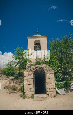 Magnifique paysage de rochers et d'arbres au monastère Orheiul Vechi en Moldavie, par une belle journée d'été. Vue vers l'entrée des monastères troglodytiques. Banque D'Images