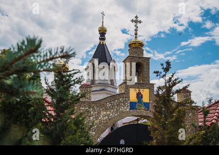 Magnifique paysage de rochers et d'arbres au monastère Orheiul Vechi en Moldavie, par une belle journée d'été. Vue sur le monastère et le clocher Banque D'Images