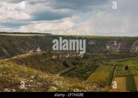 Magnifique paysage de rochers et d'arbres au monastère Orheiul Vechi en Moldavie, par une belle journée d'été. Vue sur le monastère et le clocher. Banque D'Images