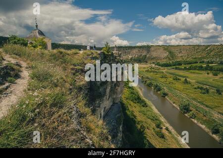 Magnifique paysage de rochers et d'arbres au monastère Orheiul Vechi en Moldavie, par une belle journée d'été. Vue vers l'un des monastères troglodytiques. Banque D'Images