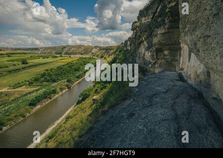 Magnifique paysage de rochers et d'arbres au monastère Orheiul Vechi en Moldavie par une belle journée d'été. Vue de l'un des monastères troglodytes. Banque D'Images