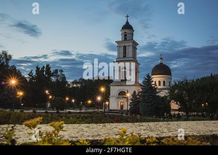 Clocher de la plus ancienne église orthodoxe de Chisinau, en Moldavie, en soirée d'été, vue depuis le plateau principal de la cathédrale, avec des fleurs à l'avant Banque D'Images