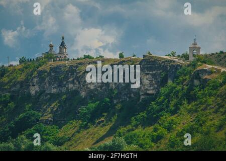 Magnifique paysage de rochers et d'arbres au monastère Orheiul Vechy en Moldavie, par une belle journée d'été. Vue sur le monastère et le clocher. Banque D'Images