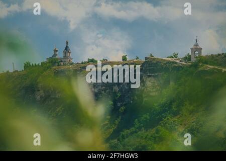 Magnifique paysage de rochers et d'arbres au monastère Orheiul Vechy en Moldavie, par une belle journée d'été. Vue sur le monastère et le clocher Banque D'Images