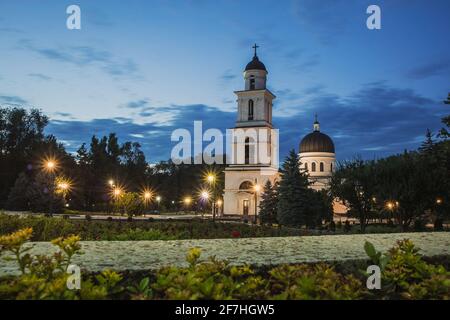 Clocher de la plus ancienne église orthodoxe de Chisinau, en Moldavie, en soirée d'été, vue depuis le plateau principal de la cathédrale, avec des fleurs à l'avant Banque D'Images