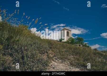 Magnifique paysage de rochers et d'arbres au monastère Orheiul Vechi en Moldavie, par une belle journée d'été. Vue vers l'entrée des monastères troglodytiques. Banque D'Images