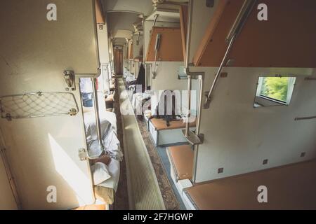 Intérieur de la familiale de couchage moldave. Allée visible et chambres à coucher à gauche et à droite, lors d'un voyage à travers le pays. Dormir sur un tra Banque D'Images