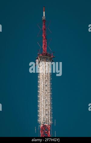 Photo panoramique du centre-ville de Lviv, vue depuis le point d'observation du château de High Park, au-dessus de la ville, au coucher du soleil romantique d'été. Antenne radio haute remorquée Banque D'Images