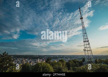 Photo panoramique du centre-ville de Lviv, vue depuis le point d'observation du château de High Park, au-dessus de la ville, au coucher du soleil romantique d'été. Antenne radio haute remorquée Banque D'Images