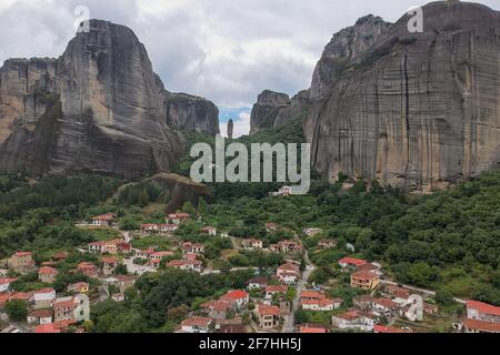 Panorama du monastère de Meteora au-dessus du village. Belle vue panoramique, ancien bâtiment grec traditionnel sur le sommet de l'immense pilier en pierre Banque D'Images