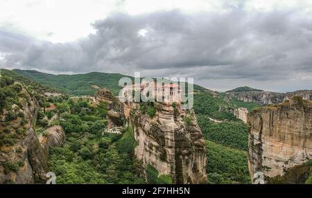 Panorama de drone du monastère de Varlaam. Belle vue panoramique, ancien bâtiment grec traditionnel sur le sommet de l'immense pilier en pierre à Meteora, Banque D'Images
