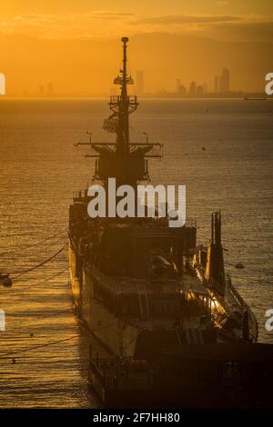 Panorama tôt le matin d'un navire de guerre F 256, amarré comme un musée flottant à Inciralti, Izmir, Turquie. Photo prise tôt le matin ensoleillé, avec le c Banque D'Images