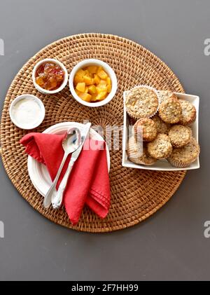 Brunch, pâtisseries et champagne pour la fête des mères. Petit déjeuner au lit. Concept photo, arrière-plan alimentaire, mode de vie Banque D'Images