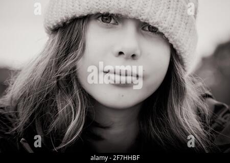 Un beau modèle de fille d'interpolation dehors en hiver dans un bonnet beanie tricoté Banque D'Images