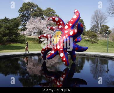 Bronx, États-Unis. 07e avril 2021. Je veux voler vers l'Univers est exposé à un aperçu de KUSAMA: Cosmic nature au jardin botanique de New York à New York le mercredi 5 avril 2021. Yayoi Kusama est un artiste contemporain japonais qui travaille principalement dans la sculpture et l'installation. Photo de John Angelillo/UPI crédit: UPI/Alay Live News Banque D'Images
