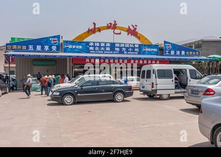 Xian, Chine - 1er mai 2010 : marché de snack City avec stands de restauration. Parking et grand panneau à l'entrée avec des personnes et des voitures devant. Signes Pepsi Cola. Banque D'Images