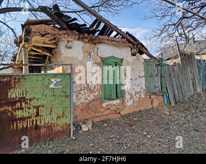 Maison de manoir détruite après des bombardements sur la ligne de confrontation entre La guerre russo-ukrainienne à Donbass Banque D'Images