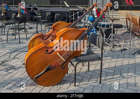 Instrument de musique à cordes double contrebasse sur la place de la ville l'air libre Banque D'Images