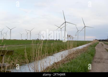 Turbines dans le parc éolien Little Cheyne court, sur la côte sud, dans l'est du Sussex, en Angleterre Banque D'Images