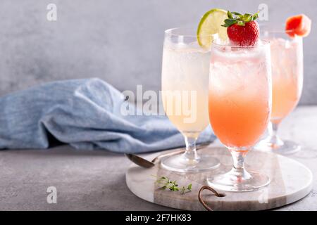 Cocktails d'été ou cocktails maison avec herbes et fruits Banque D'Images