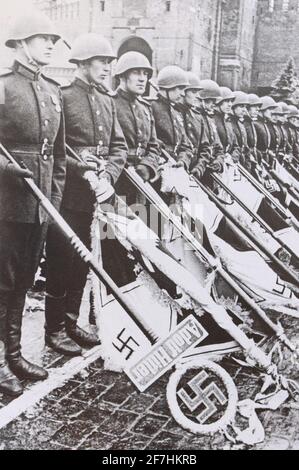 Défait les bannières fascistes à la parade de la victoire sur la place Rouge à Moscou le 24 juin 1945. Banque D'Images