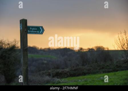 Panneau en bois sur la chaussée publique pour vous donner des indications dans la campagne Banque D'Images