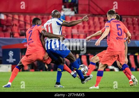 Séville, Espagne. 07e avril 2021. Marega du FC Porto entre les joueurs de Chelsea lors de la finale de la Ligue des champions de l'UEFA première jambe entre le FC Porto et le FC Chelsea au stade Ramon Sanchez Pizjuan à Séville, Espagne, le 7 avril 2021 crédit: SPP Sport Press photo. /Alamy Live News Banque D'Images