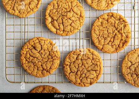 Biscuits fins et crosse sur une grille de cuisson Banque D'Images