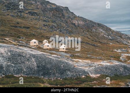 Image panoramique de la Camp Eqi Glacier Eqip Sermia à au Groenland. nature paysage avec lodge cabines. Soleil de minuit et ciel rose. Destination touristique Banque D'Images